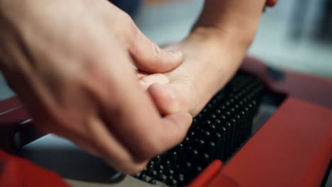 pie del niño en un dispositivo ortopédico que ayuda a crear zapatos perfectamente ajustados