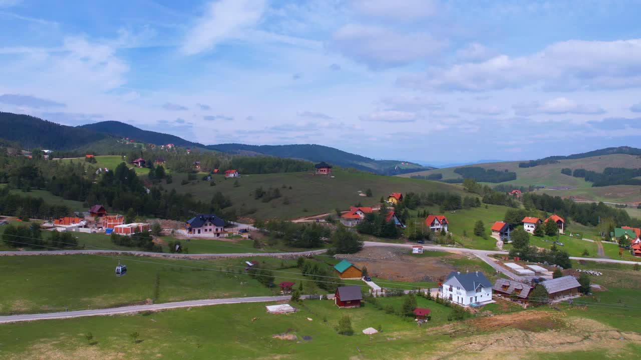 vista aérea, paisaje de la montaña zlatibor, serbia, ascensor de góndola de oro sobre el pueblo y los campos verdes