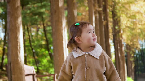 Inspiriertes-Blondie-2-jähriges-Mädchen,-Das-Im-Herbstlichen-Park-Aufschaut