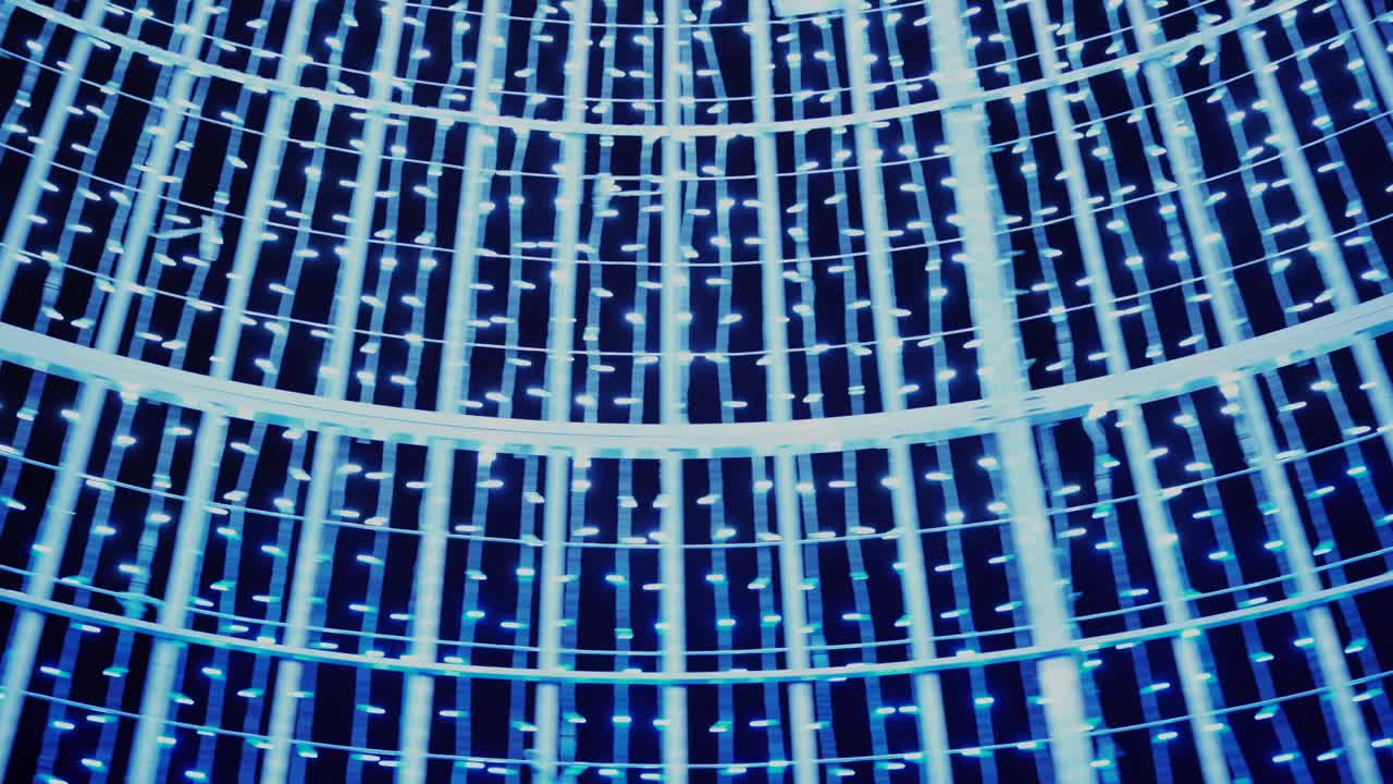 espectáculo de luz - dentro del cono de luz en el sentido de las agujas del reloj rotación rápida