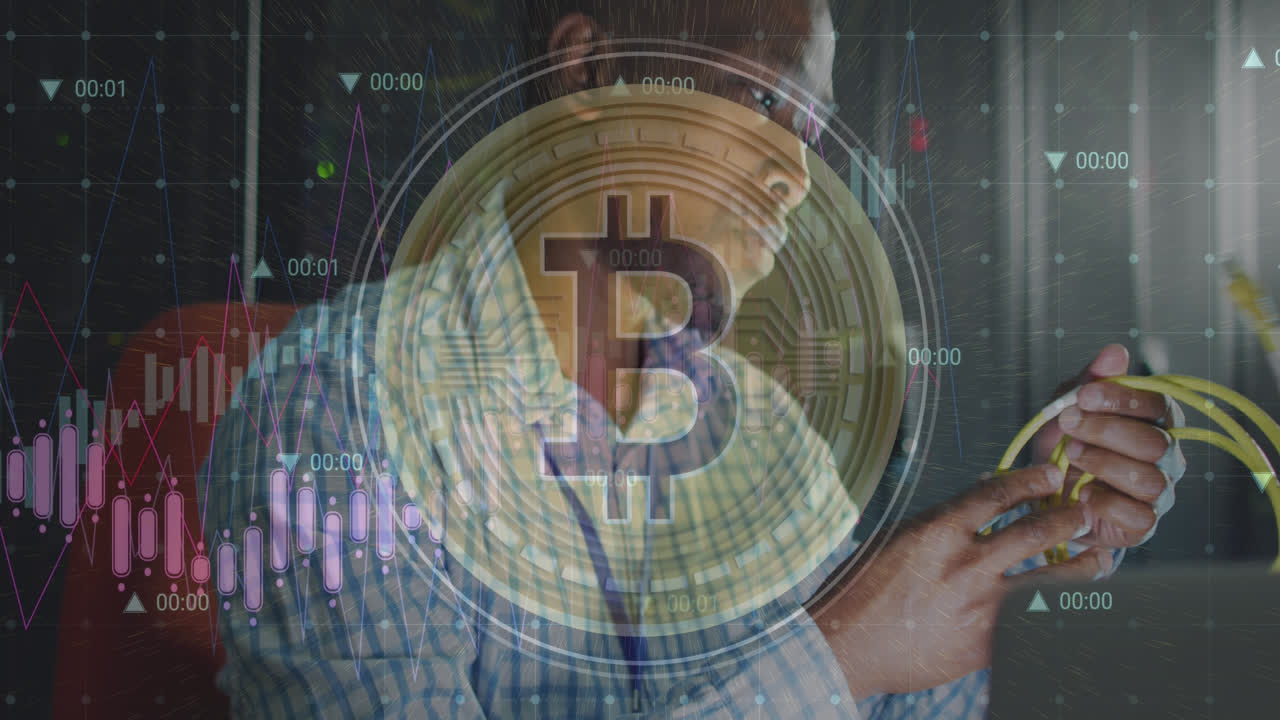 animación de procesamiento de datos y bitcoin sobre afroamericano trabajador masculino en la sala de servidores