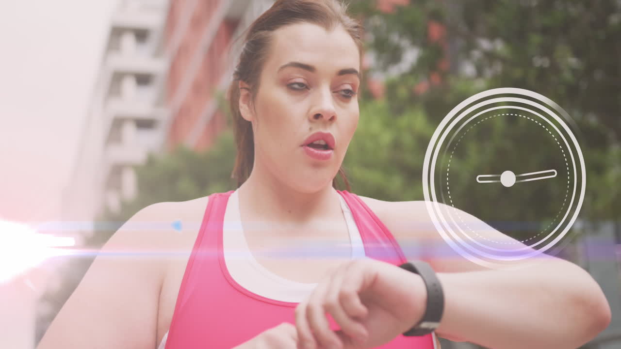 animación de procesamiento de datos sobre tamaño plus mujer caucásica haciendo ejercicio en la calle de la ciudad