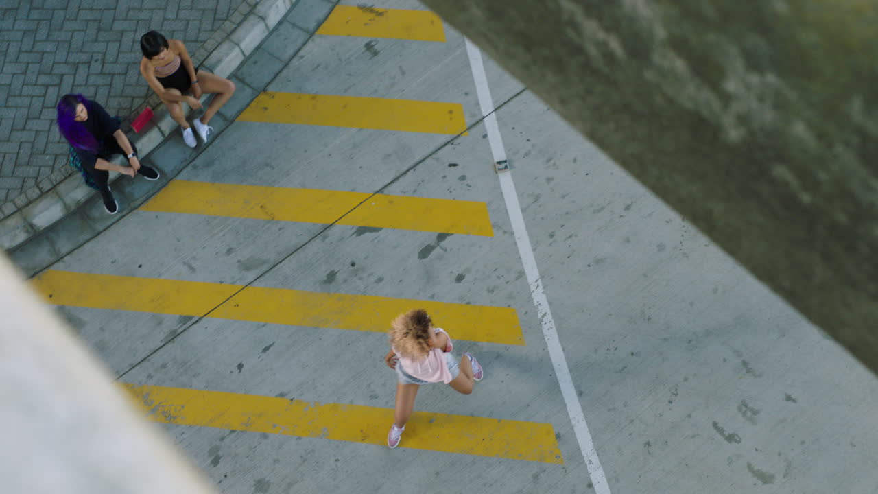 bailando, ensayando hip hop