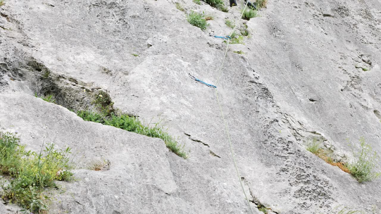 바위 절벽 에 오르는 여자 의 모습