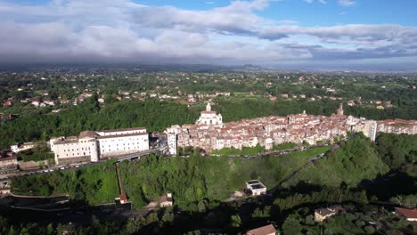 órbita-Aérea-Alrededor-Del-Famoso-Pueblo-Zagarolo-En-Italia-En-Una-Soleada-Mañana-De-Verano