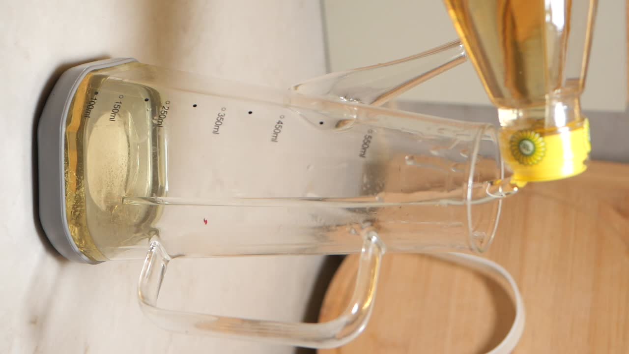 Versare il liquido in un misurino