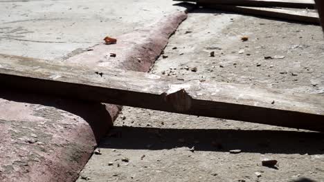 cerca de la mano de un aldeano cortando madera con un hacha pequeña