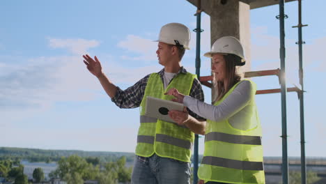 ingenieros industriales que trabajan en una planta de reciclaje con una tableta