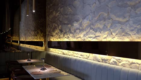 vista frontal de una mesa de comedor elegante y ligera en un restaurante, toma de primer plano, toma amplia