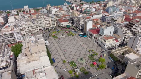 Zentraler-Platz-Der-Stadt-Patras-In-Griechenland-Mit-Blick-Auf-Das-Meer