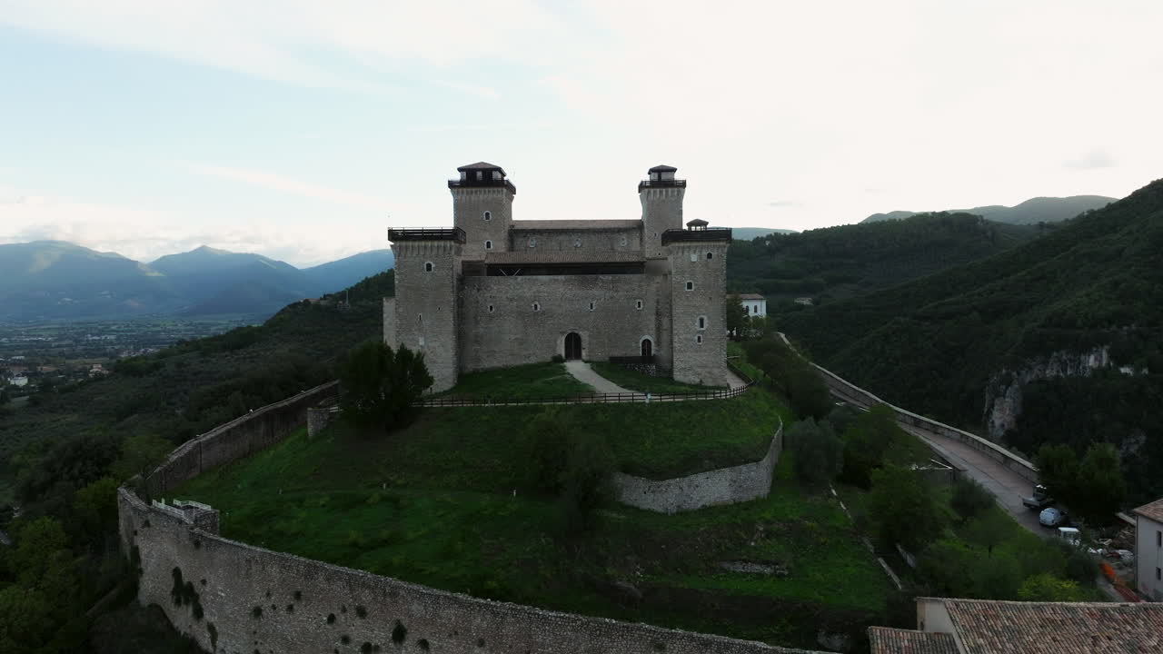 imponente arquitectura de la fortaleza rocca albornoziana en spoleto, italia