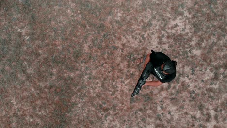 jugador en auriculares de realidad virtual con arma mirando a su alrededor, bucle sin costuras