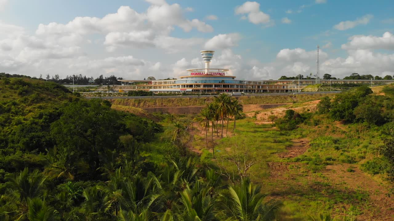 케냐 몸바사의 마다라카 급행열차 터미널과 선로