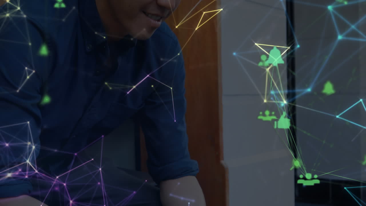 un globo de redes de conexiones girando contra un hombre asiático que usa un teléfono inteligente