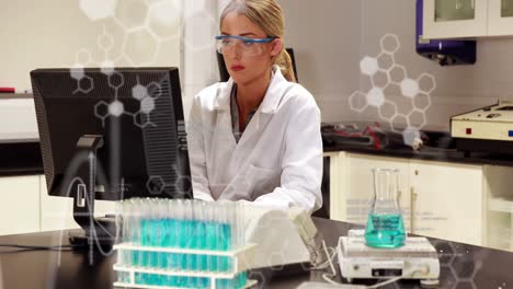animación del procesamiento de datos científicos sobre una trabajadora de laboratorio caucásica utilizando una computadora