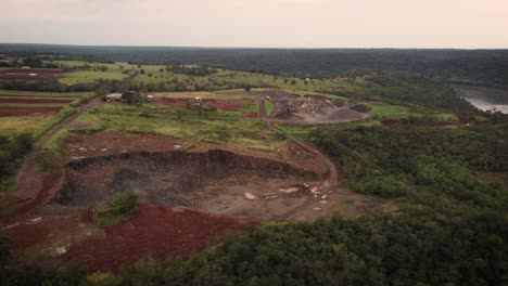 Piedra-Qurray-En-Brasil-Al-Lado-Del-Río-Iguazú-Con-La-Frontera-Con-Argentina