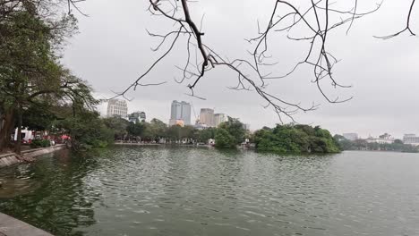 una escena pacífica del lago con la ciudad como telón de fondo