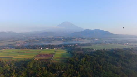 Monte-Sumbing-Y-Campo-De-Sindoro-Y-Java-En-Las-Nieblas-Matutinas-Iluminadas-Por-El-Sol