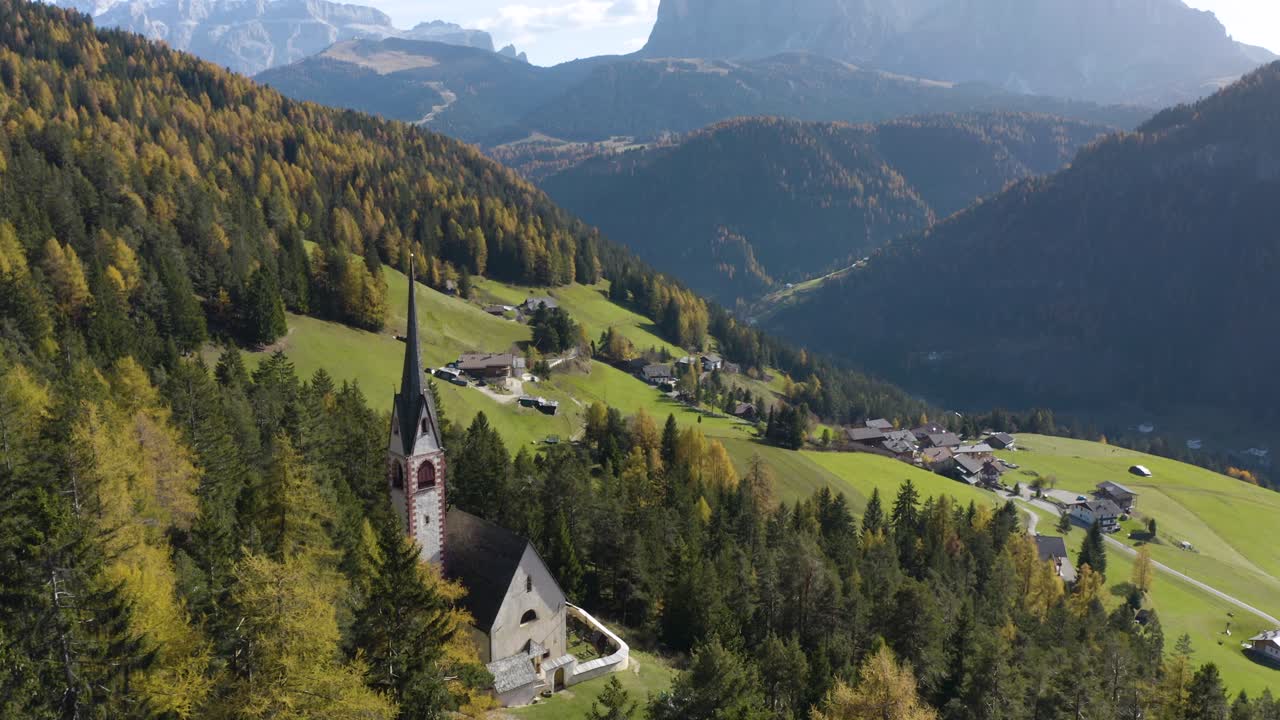 retroceso aéreo revela montañas increíbles en el fondo