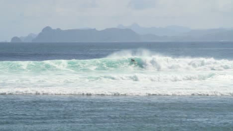 surfer, der eine welle schnitzt