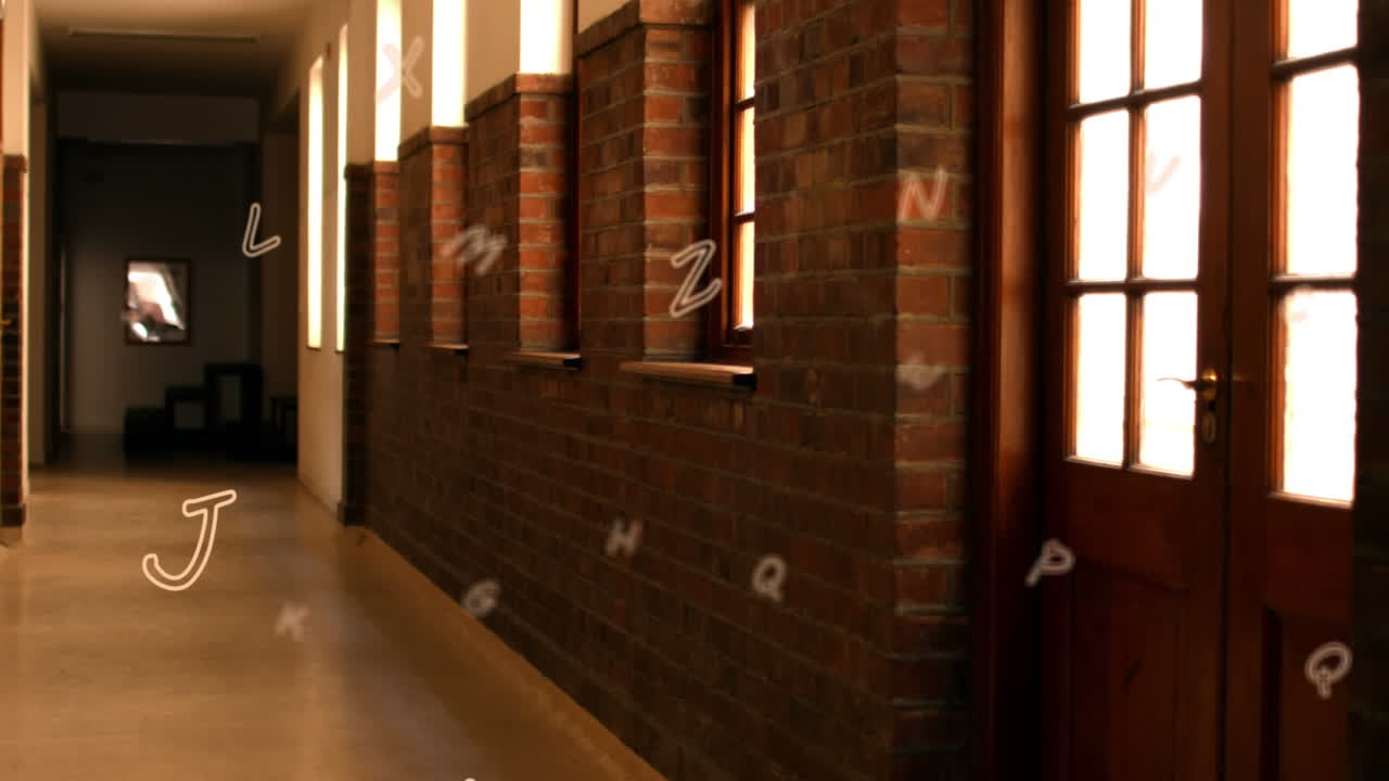 배경에 비어있는 학교 복도에 대해 떠다니는 여러 알파 ⁇ 의 디지털 구성