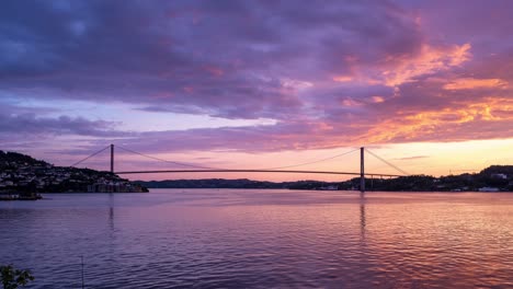 Blick-Auf-Den-Sonnenuntergang-Von-Kvarven,-Norwegen-In-Richtung-Askoy-Brücke