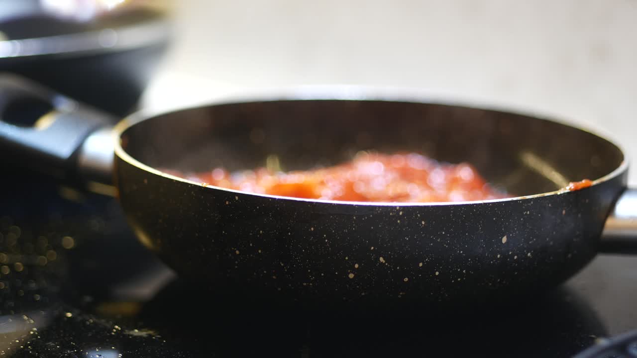 Cucinare con salsa di pomodoro in una padella