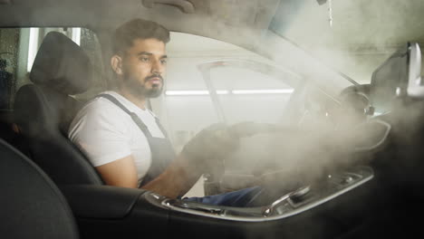 limpieza a vapor del interior del automóvil