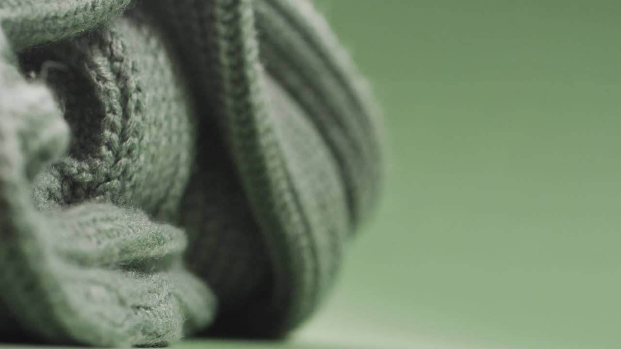 녹색 배경에 복사 공간을 가진 녹색 양털 크로 ⁇  직물의 클로즈업의 마이크로 비디오