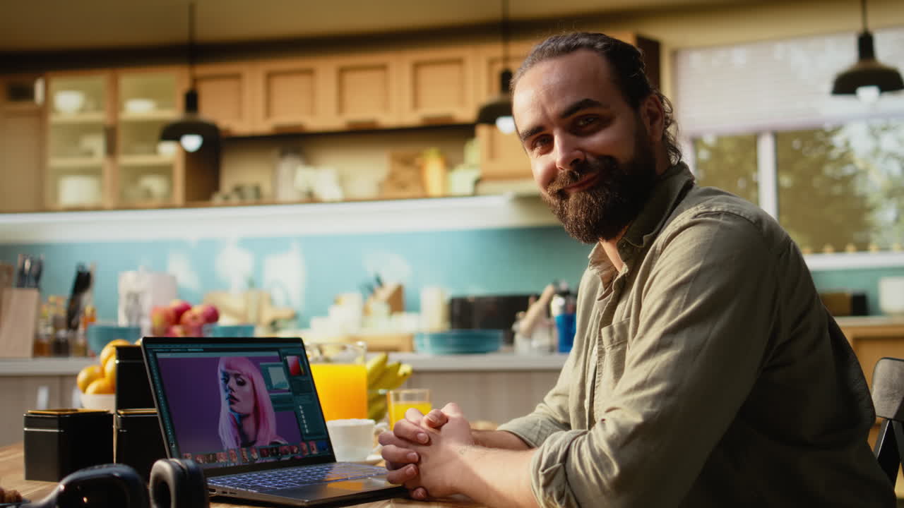 Editor di foto, designer che ritocca immagini su un portatile, stile di vita lavorativo da remoto