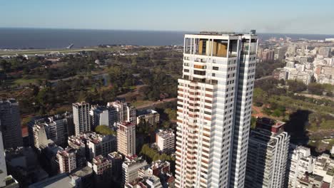 Tiro-Helicoidal-Del-Rascacielos-Le-Parc-En-La-Ciudad-De-Buenos-Aires,-Río-En-El-Fondo,-Argentina