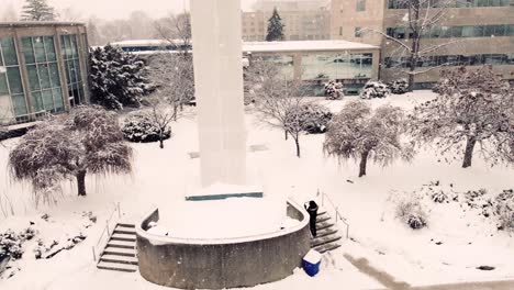 Trabajador-Municipal-Y-Tractor-Quitando-Nieve-En-El-Parque-De-Toronto,-Ontario,-En-Medio-De-Una-Tormenta-De-Nieve