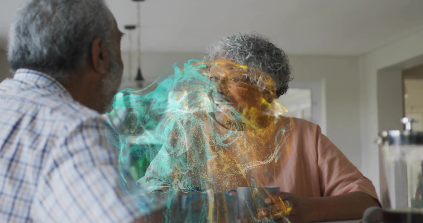 Couple âgé sirotant du café à table, tandis qu'une brume technologique animée turquoise et ambre les enveloppe.
