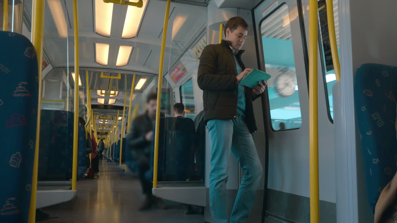 태블릿 pc 를 사용하는 성인 남자