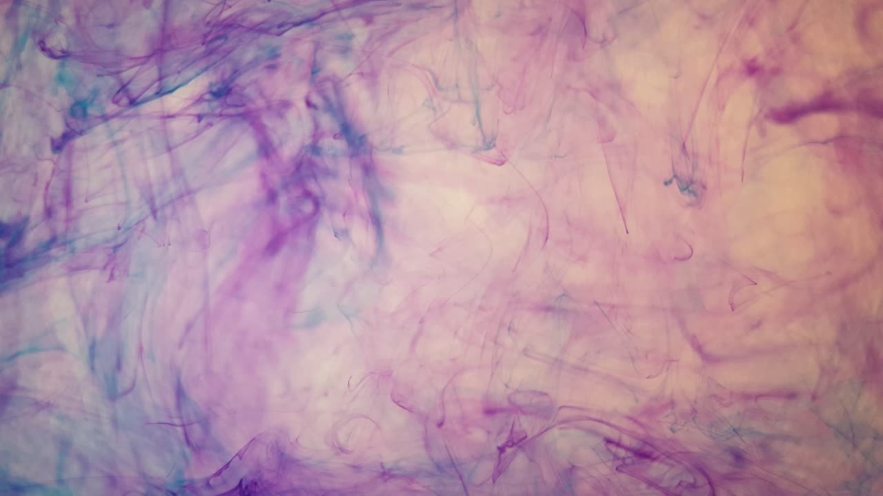 sangre fluida como rayas de tinta acrílica moviéndose lentamente en el agua, material de fondo extraño pero hermoso en colores pastel