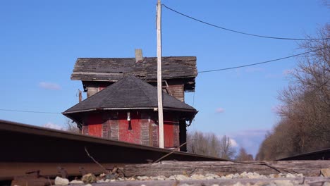 Ein-Alter-Verlassener-Bahnsteig-Und-Eine-Leere-Bahnstrecke-In-Der-Ferne-Deuten-Auf-Einsame-Orte-Hin-1