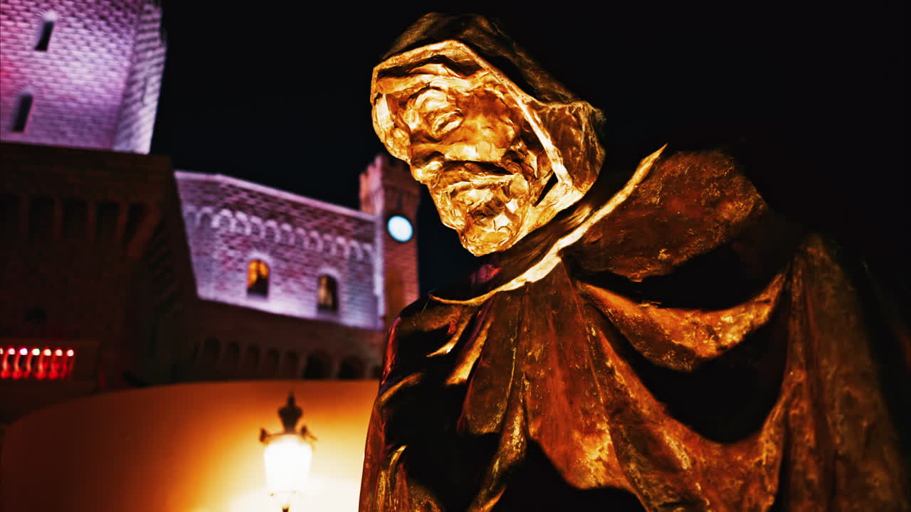 Monaco, Monaco - 4 ottobre 2024: statua del principe Francesco Grimaldi con il Palazzo sullo sfondo di sera