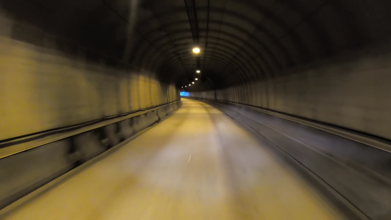 터널을 가로지르는 자동차 운전 시점