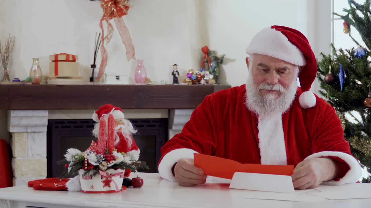 santa claus leyó las cartas de deseos de los niños.