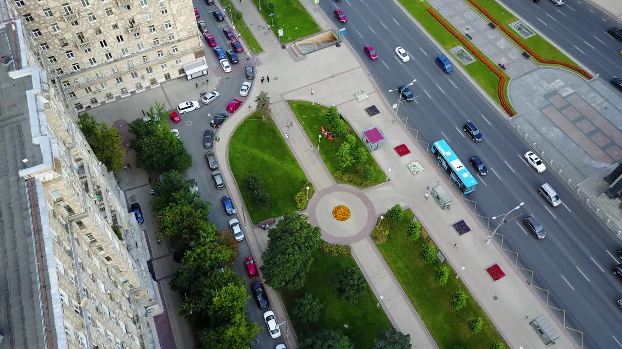 공원 과 건물 들 이 있는 도시 거리