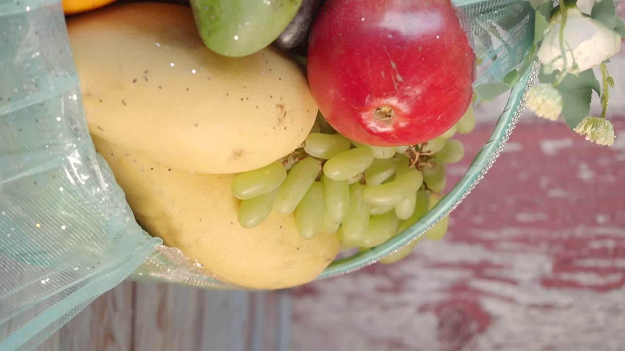 Assortimento di frutta fresca in un cesto decorativo