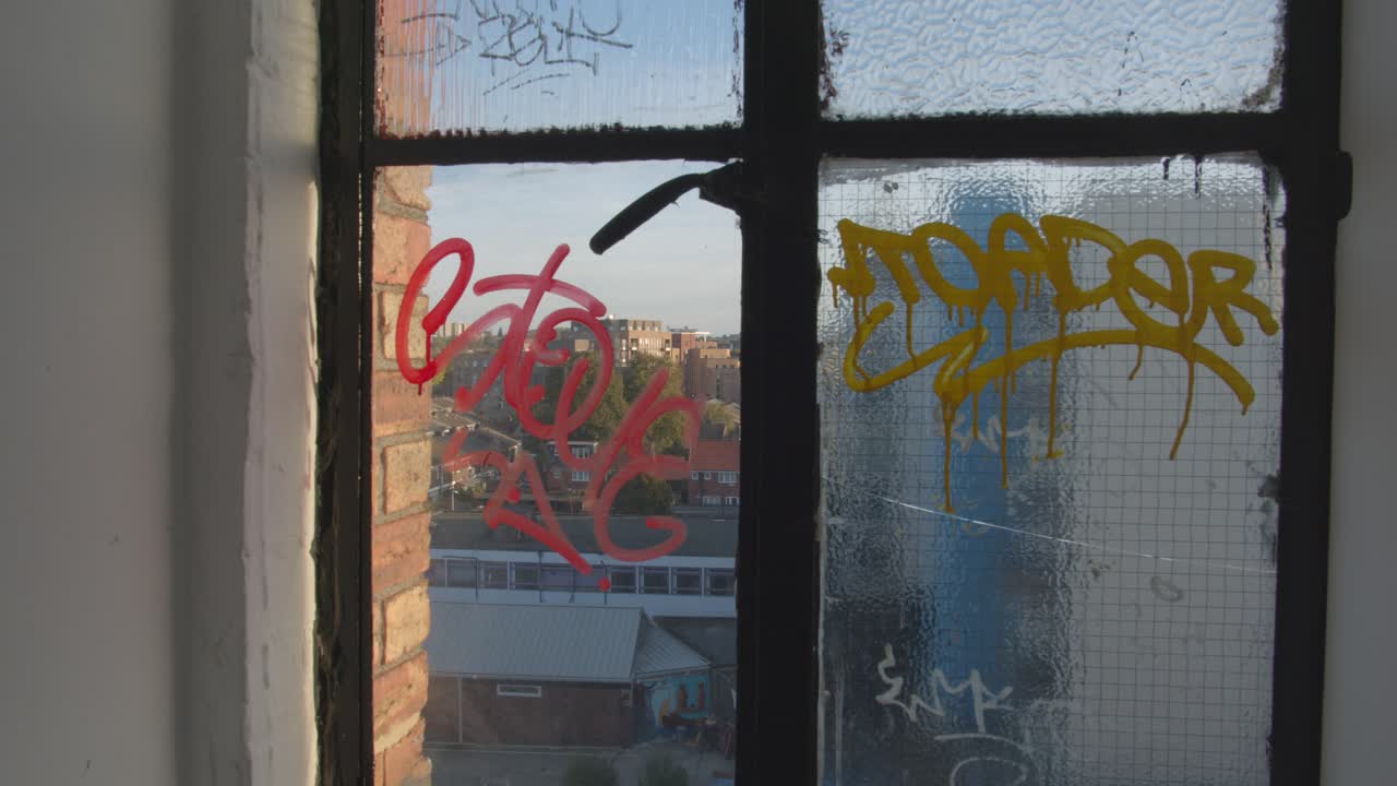 사우스 런던의 햄의 풍경은 그라피티로 인 고층 건물 1의 창문을 통해 볼 수 있습니다.