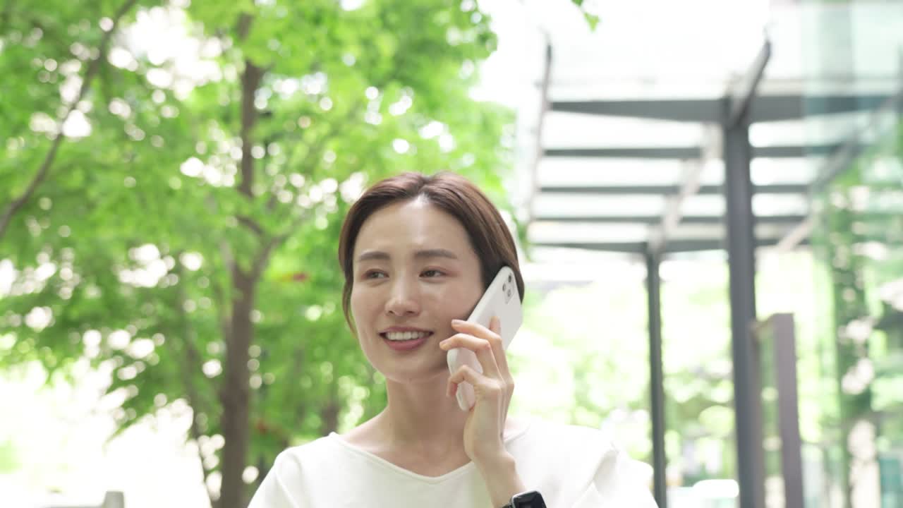 스마트폰으로 대화하는 여자