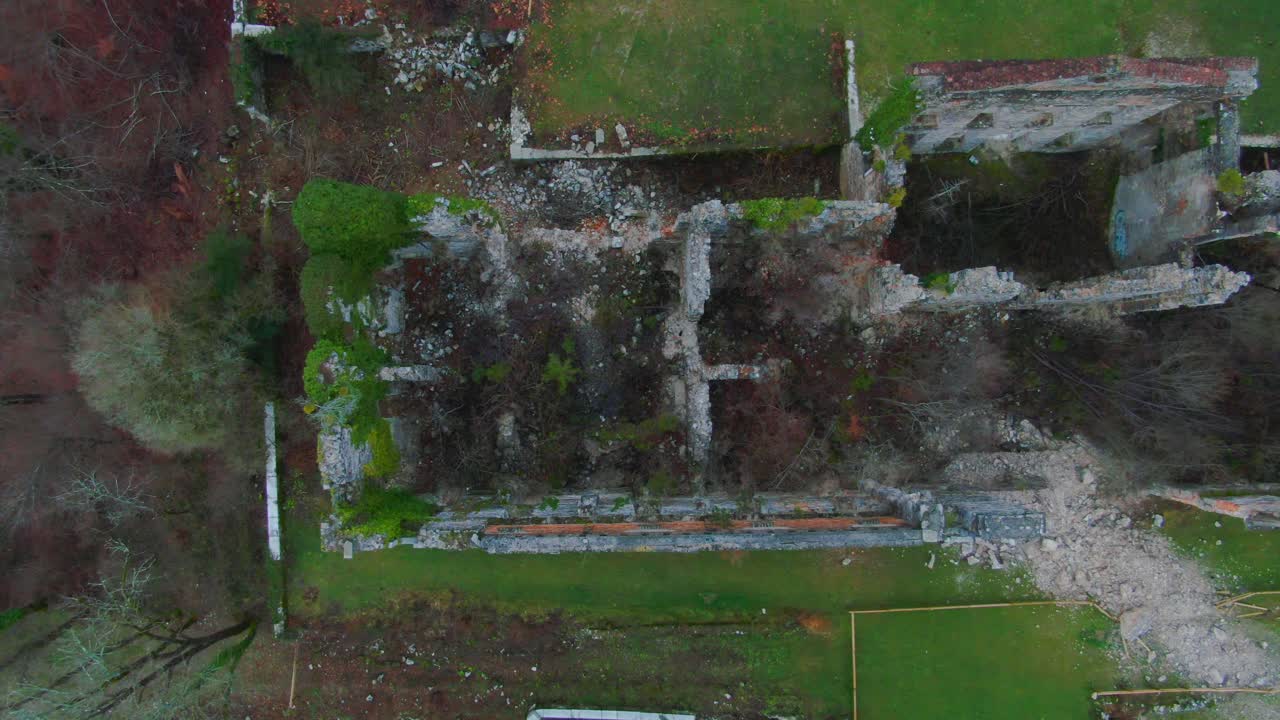 무너진 성 위로 날아가는 드론