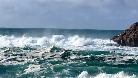 Turbulente,-Kabbelige-Meereswellen-Entlang-Der-Kieselstrandküste-In-Kalifornien