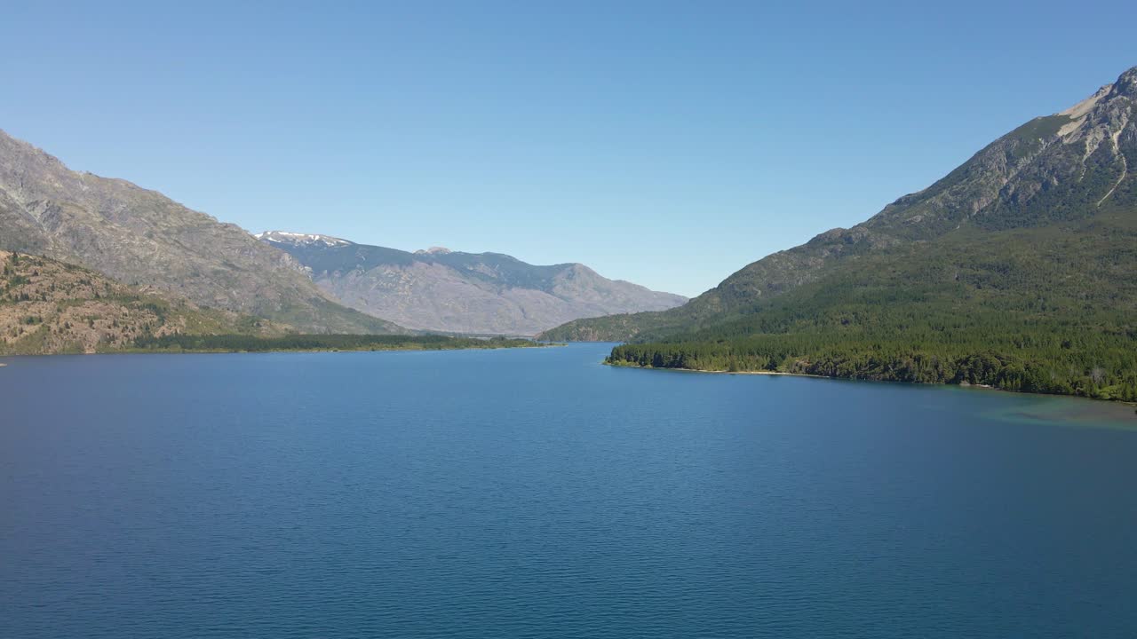 vuelo aéreo sobre el lago epuyen con montañas cubiertas de vegetación en el fondo, patagonia argentina