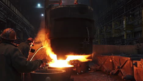 proceso de fundición de metales en una fundición