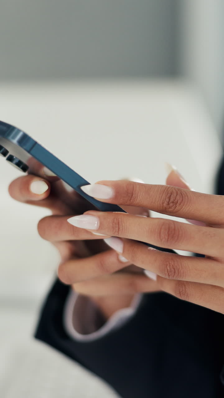 Primo piano di mani che digitano e scorrono su uno smartphone