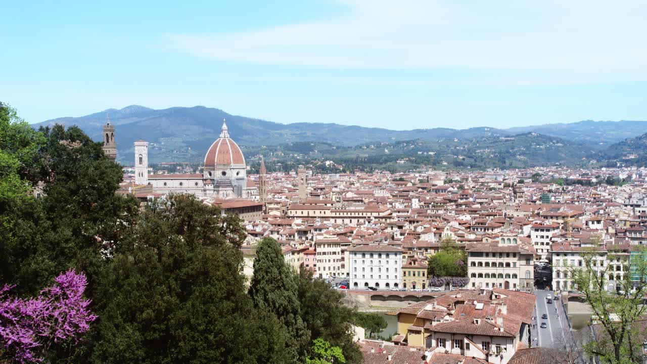 Vista panoramica del panorama urbano di Firenze con il Duomo e tetti in terracotta