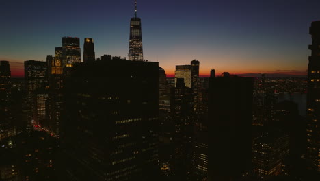 Imágenes-Elevadas-De-Diapositivas-Y-Panorámicas-De-Modernos-Rascacielos-De-Oficinas-En-El-Distrito-Financiero-Contra-El-Colorido-Cielo-Crepuscular.-Manhattan,-Ciudad-De-Nueva-York,-Estados-Unidos